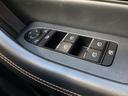 ドアトリムやスイッチ類に至るまで妥協をせず、品質に拘った作り込みが特徴です。レザー内張のステッチが目を惹きます