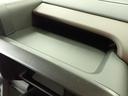 運転席前に 薄型の収納があります。