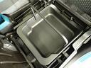 助手席クッション下には、持ち運び可能な大型収納ボックスが装備されており、荷物をスッキリ収納することが出来ます！
