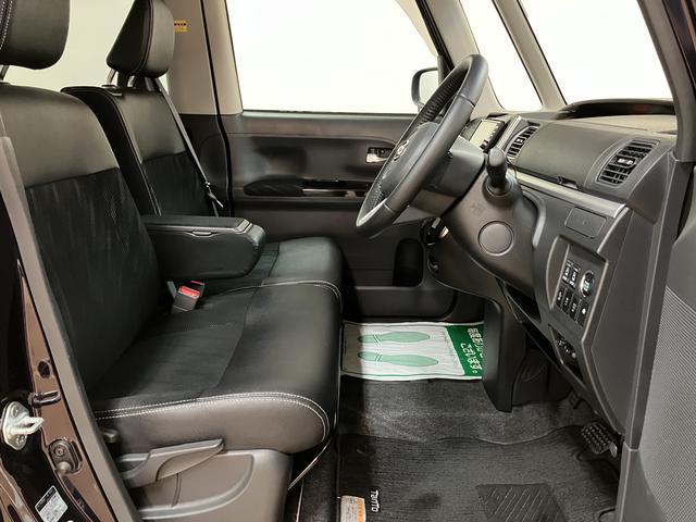 インパネシフトとベンチシートで足元が広々！