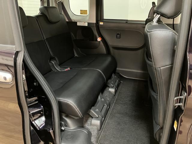 広々として足元も広いリヤシート！大人が乗っても余裕の広さです♪