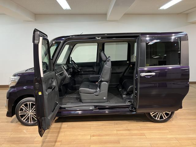 ミラクルオープンドアは前後のドアにピラーを内蔵することによって生まれた大開口のドアで、大きな荷物の出し入れやお子様の乗り降りもスムーズに！