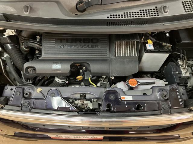 ボディがきれいでもエンジンルームが真っ黒では幻滅してしまいますよね。当社ではエンジンルーム内もピカピカに清掃済み！きれいな車で大満足♪