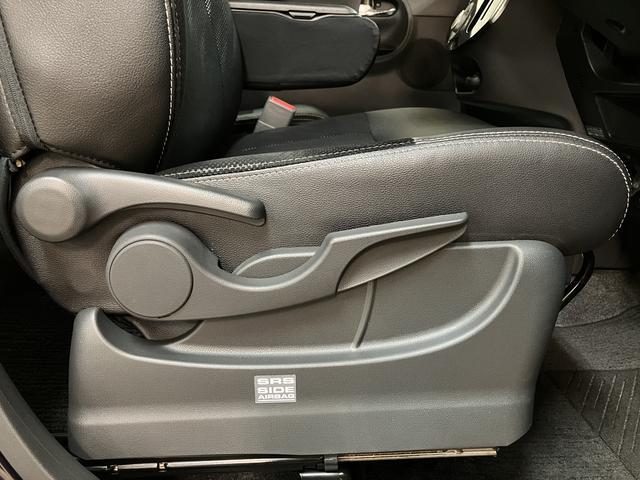 運転席はシートリフター付きで運転しやすいポジションを設定できます♪