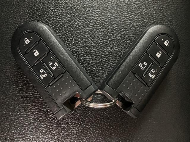 スマートキー機能を有しています！ドアロックの開閉やエンジン始動時にキーをポケットやカバンなどに携帯していればキーを挿さなくてもそのまま手ぶらで可能です！！