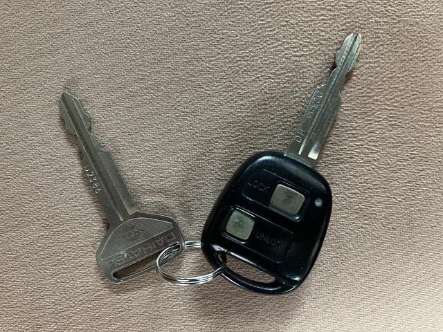 ミラジーノ プレミアムＸ／ＣＤ・ＭＤ／ＥＴＣ／ＭＯＭＯステ／キーレス　１年間走行距離無制限保証／走行７．９万ｋｍ／ＣＤ・ＭＤ／ＥＴＣ／キーレスエントリー／ＭＯＭＯステアリング／オートエアコン／電動格納ドアミラー／ハロゲンヘッドライト・フォグランプ／マット／バイザー（10枚目）