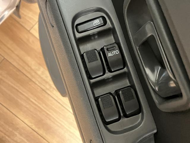 ハイゼットカーゴ クルーズリミテッド／走行１．１万キロ／車検整備渡し／１年保証　走行１．１万キロ／ナビ／Ｂｌｕｅｔｏｏｔｈ／ドラレコ／ＥＴＣ／車検整備渡し／１年間走行距離無制限保証／パワーウインドウ／電動格納ミラー／キーレス／オーバーヘッドシェルフ／トップシェイドガラス／（5枚目）