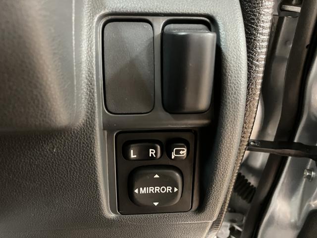 ハイゼットカーゴ クルーズリミテッド／走行１．１万キロ／車検整備渡し／１年保証　走行１．１万キロ／ナビ／Ｂｌｕｅｔｏｏｔｈ／ドラレコ／ＥＴＣ／車検整備渡し／１年間走行距離無制限保証／パワーウインドウ／電動格納ミラー／キーレス／オーバーヘッドシェルフ／トップシェイドガラス／（6枚目）