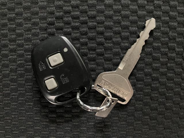 ハイゼットカーゴ クルーズリミテッド／走行１．１万キロ／車検整備渡し／１年保証　走行１．１万キロ／ナビ／Ｂｌｕｅｔｏｏｔｈ／ドラレコ／ＥＴＣ／車検整備渡し／１年間走行距離無制限保証／パワーウインドウ／電動格納ミラー／キーレス／オーバーヘッドシェルフ／トップシェイドガラス／（9枚目）