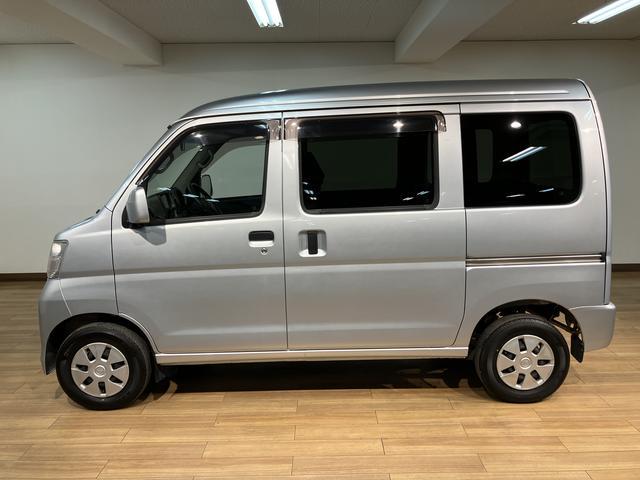 ハイゼットカーゴ クルーズリミテッド／走行１．１万キロ／車検整備渡し／１年保証　走行１．１万キロ／ナビ／Ｂｌｕｅｔｏｏｔｈ／ドラレコ／ＥＴＣ／車検整備渡し／１年間走行距離無制限保証／パワーウインドウ／電動格納ミラー／キーレス／オーバーヘッドシェルフ／トップシェイドガラス／（18枚目）