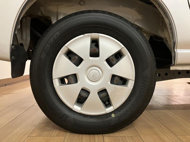 ハイゼットカーゴ クルーズリミテッド／走行１．１万キロ／車検整備渡し／１年保証　走行１．１万キロ／ナビ／Ｂｌｕｅｔｏｏｔｈ／ドラレコ／ＥＴＣ／車検整備渡し／１年間走行距離無制限保証／パワーウインドウ／電動格納ミラー／キーレス／オーバーヘッドシェルフ／トップシェイドガラス／（20枚目）