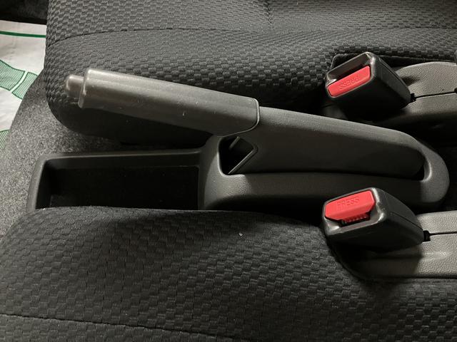 ハイゼットカーゴ クルーズリミテッド／走行１．１万キロ／車検整備渡し／１年保証　走行１．１万キロ／ナビ／Ｂｌｕｅｔｏｏｔｈ／ドラレコ／ＥＴＣ／車検整備渡し／１年間走行距離無制限保証／パワーウインドウ／電動格納ミラー／キーレス／オーバーヘッドシェルフ／トップシェイドガラス／（22枚目）