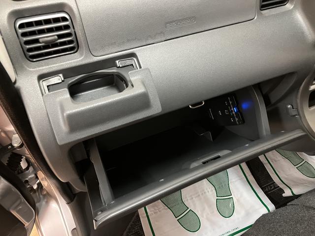 ハイゼットカーゴ クルーズリミテッド／走行１．１万キロ／車検整備渡し／１年保証　走行１．１万キロ／ナビ／Ｂｌｕｅｔｏｏｔｈ／ドラレコ／ＥＴＣ／車検整備渡し／１年間走行距離無制限保証／パワーウインドウ／電動格納ミラー／キーレス／オーバーヘッドシェルフ／トップシェイドガラス／（26枚目）