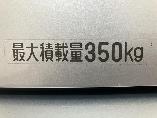 ハイゼットカーゴ クルーズリミテッド／走行１．１万キロ／車検整備渡し／１年保証　走行１．１万キロ／ナビ／Ｂｌｕｅｔｏｏｔｈ／ドラレコ／ＥＴＣ／車検整備渡し／１年間走行距離無制限保証／パワーウインドウ／電動格納ミラー／キーレス／オーバーヘッドシェルフ／トップシェイドガラス／（35枚目）