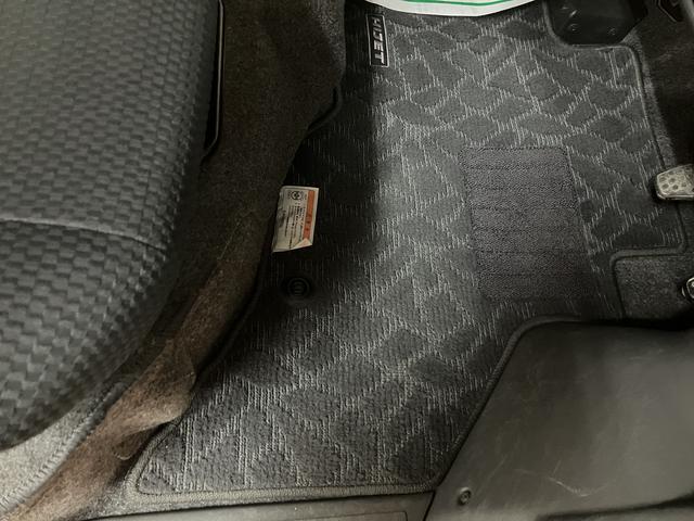 ハイゼットカーゴ クルーズリミテッド／走行１．１万キロ／車検整備渡し／１年保証　走行１．１万キロ／ナビ／Ｂｌｕｅｔｏｏｔｈ／ドラレコ／ＥＴＣ／車検整備渡し／１年間走行距離無制限保証／パワーウインドウ／電動格納ミラー／キーレス／オーバーヘッドシェルフ／トップシェイドガラス／（36枚目）