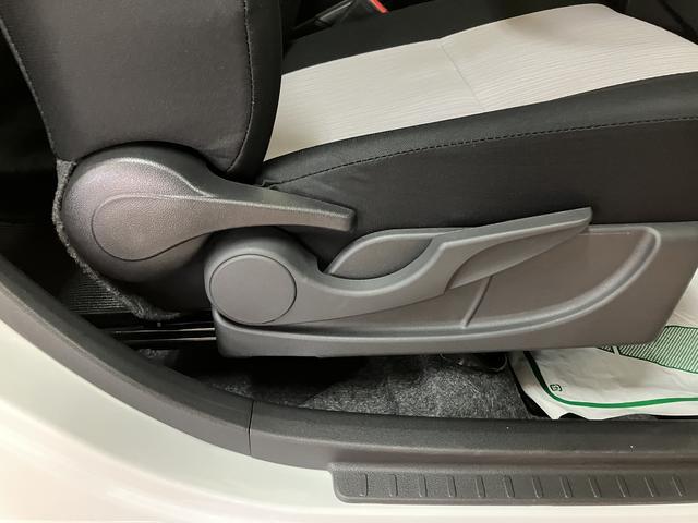 運転席はシートリフター付きで運転しやすいポジションを設定できます♪