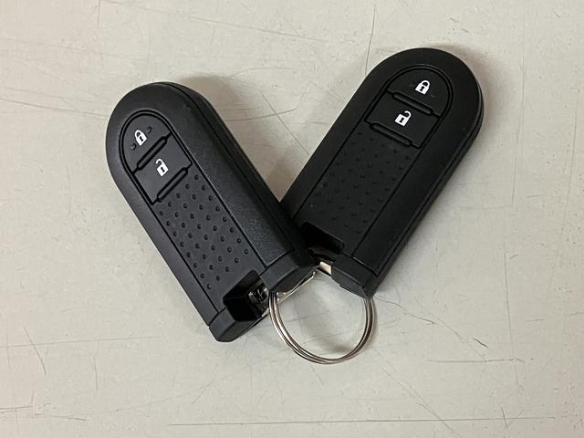 スマートキー機能を有しています！ドアロックの開閉やエンジン始動時にキーをポケットやカバンなどに携帯していればキーを挿さなくてもそのまま手ぶらで可能です！！