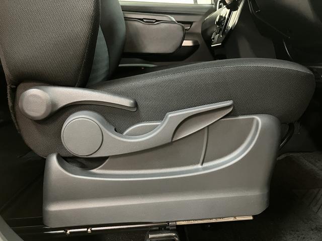 運転席はシートリフター付きで運転しやすいポジションを設定できます♪