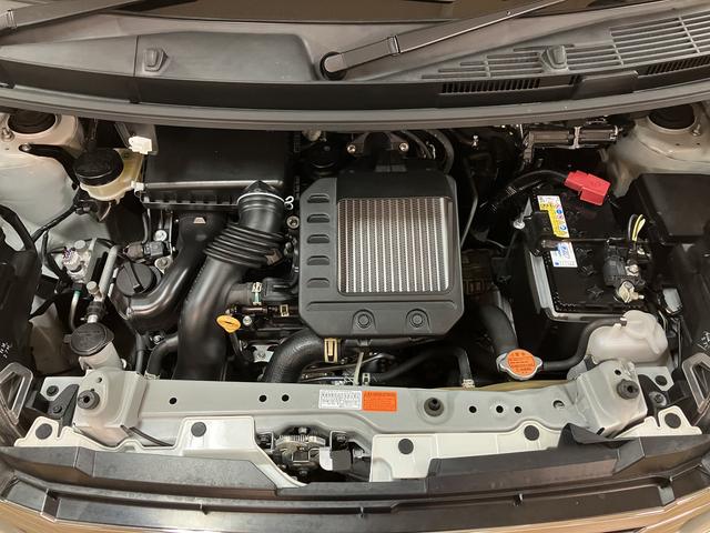 ボディがきれいでもエンジンルームが真っ黒では幻滅してしまいますよね。当社ではエンジンルーム内もピカピカに清掃済み！きれいな車で大満足♪