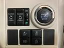 リヤのスライドドアを電動で開閉することが可能になっています☆運転席からもリモコンキーからもドアのハンドルからも開閉が可能です☆