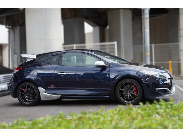 メガーヌ ルノー　スポール　レッドブル・レーシング　ＲＢ８　限定５０台　正規Ｄ車　ワンオーナー車　ＨＩＤ　６速Ｍ／Ｔ　カロッツェリアＳＤナビ　ワンセグ　ハーフレザーレカロシート　Ｆブレンボレッドキャリパー　カーボンボンネット　１８インチアルミホイール　ＥＴＣ（4枚目）