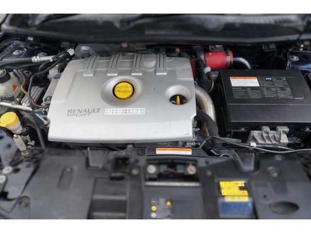 メガーヌ ルノー　スポール　レッドブル・レーシング　ＲＢ８　限定５０台　正規Ｄ車　ワンオーナー車　ＨＩＤ　６速Ｍ／Ｔ　カロッツェリアＳＤナビ　ワンセグ　ハーフレザーレカロシート　Ｆブレンボレッドキャリパー　カーボンボンネット　１８インチアルミホイール　ＥＴＣ（16枚目）
