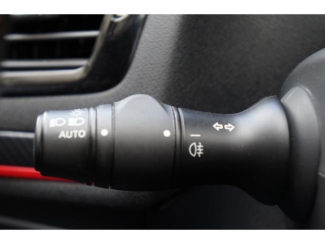 メガーヌ ルノー　スポール　レッドブル・レーシング　ＲＢ８　限定５０台　正規Ｄ車　ワンオーナー車　ＨＩＤ　６速Ｍ／Ｔ　カロッツェリアＳＤナビ　ワンセグ　ハーフレザーレカロシート　Ｆブレンボレッドキャリパー　カーボンボンネット　１８インチアルミホイール　ＥＴＣ（30枚目）