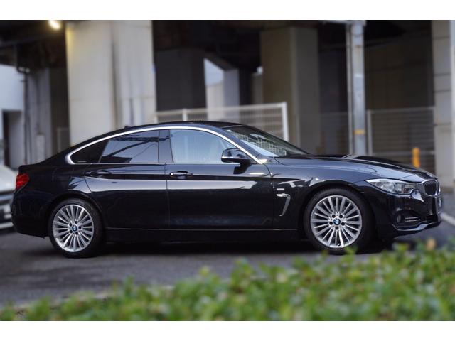 ４シリーズ ４２０ｉグランクーペ　ラグジュアリー　正規Ｄ車　キセノン　ＨＤＤｉＤＲＩＶＥナビ　Ｂカメラ　コンフォートアクセス　ハンズフリー機能付電動トランク　キーレスゴー　ベージュ革シート　シートヒーター　ＡＣＣ　ＰＣＳ　ＬＫＡ　ミラー内蔵型ＥＴＣ（4枚目）