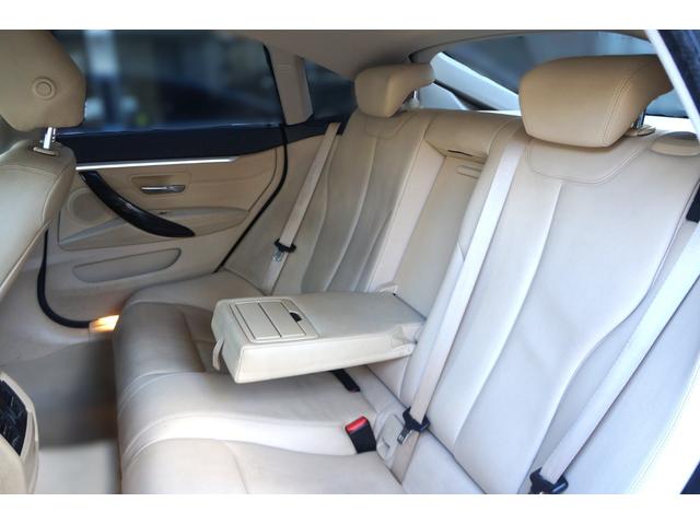 ４シリーズ ４２０ｉグランクーペ　ラグジュアリー　正規Ｄ車　キセノン　ＨＤＤｉＤＲＩＶＥナビ　Ｂカメラ　コンフォートアクセス　ハンズフリー機能付電動トランク　キーレスゴー　ベージュ革シート　シートヒーター　ＡＣＣ　ＰＣＳ　ＬＫＡ　ミラー内蔵型ＥＴＣ（15枚目）