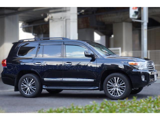 ランドクルーザー ＺＸ　ＨＩＤ　黒革シート　１・２列ヒーター＋Ｆベンチレーション　純正ＨＤＤナビ＋地デジ　３６０°カメラ　後席電動スライド　電動格納３ｒｄシート　電動Ｒゲート　オートライト　チルト＆スライディングガラスＳ／Ｒ（4枚目）