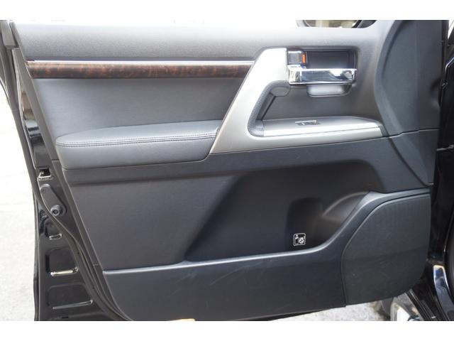 ランドクルーザー ＺＸ　ＨＩＤ　黒革シート　１・２列ヒーター＋Ｆベンチレーション　純正ＨＤＤナビ＋地デジ　３６０°カメラ　後席電動スライド　電動格納３ｒｄシート　電動Ｒゲート　オートライト　チルト＆スライディングガラスＳ／Ｒ（21枚目）