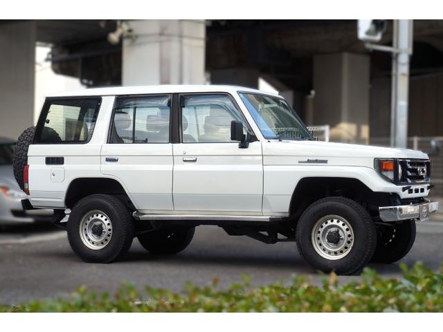 ランドクルーザー70 ZX ワンオーナー チルト&スライディングサンルーフ デフロック 背面スペアタイヤ サイドステップ パワーステアリング パワーウインドー 集中ドアロック チップアップシート マニュアルエアコン リアヒーター(4枚目)