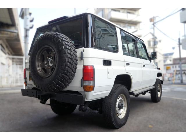 ランドクルーザー70 ZX ワンオーナー チルト&スライディングサンルーフ デフロック 背面スペアタイヤ サイドステップ パワーステアリング パワーウインドー 集中ドアロック チップアップシート マニュアルエアコン リアヒーター(5枚目)