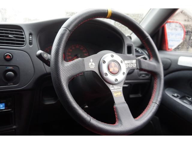 ランサー ＧＳＲエボＶＩトミーマキネンＥＤカラーリングＰ　１オーナー　Ｇｒ．Ａ三菱ワークステスト車カラーリング　ＯＭＰラリーアートステアリング　ラリーアートスポーツＥＣＵ　６速Ｍ／Ｔ　Ｆ．ａｌｃｏｎ／Ｒ．ＡＰキャリパー　ＬＳＤ　ラリーアート限定エンケイＡ／Ｗ（10枚目）