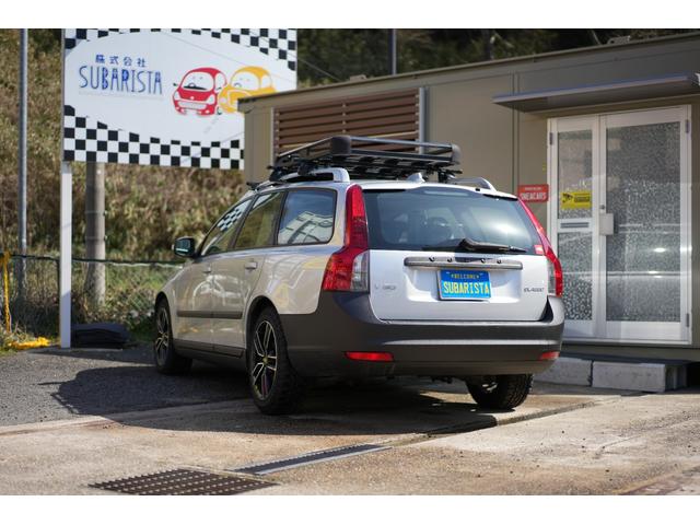 2.0クラシック SUBARISTAオリジナルカスタム VOLVO V50 キャンプ仕様 社外アルミ ラプターライナー塗装 Hellaフォグランプ 作業灯 ルーフキャリア 本革シート(8枚目)