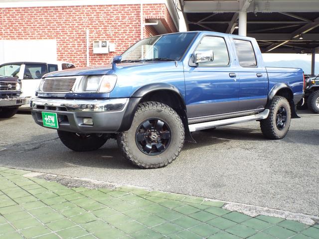 ダットサンピックアップ ダブルキャブ AXリミテッド 3200ccディーゼルエンジン 5速マニュアル車 ジャオスマッドガード(2枚目)