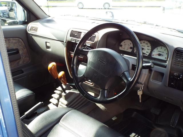 ダットサンピックアップ ダブルキャブ AXリミテッド 3200ccディーゼルエンジン 5速マニュアル車 ジャオスマッドガード(7枚目)