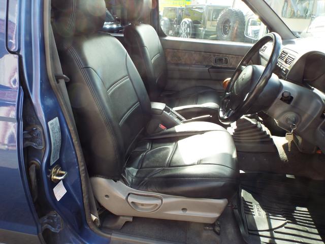 ダットサンピックアップ ダブルキャブ AXリミテッド 3200ccディーゼルエンジン 5速マニュアル車 ジャオスマッドガード(10枚目)