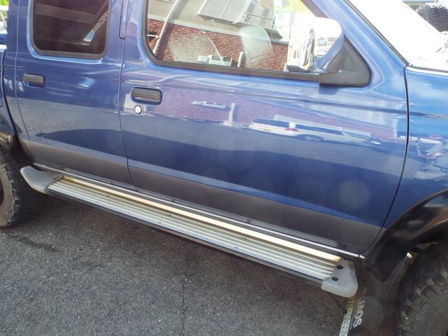 ダットサンピックアップ ダブルキャブ AXリミテッド 3200ccディーゼルエンジン 5速マニュアル車 ジャオスマッドガード(23枚目)