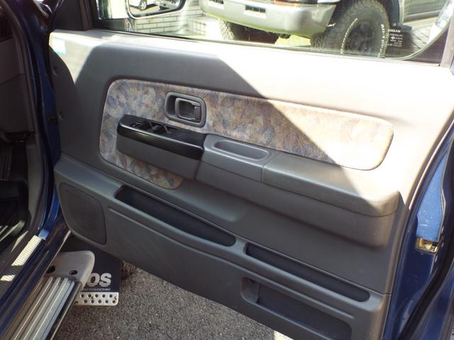 ダットサンピックアップ ダブルキャブ AXリミテッド 3200ccディーゼルエンジン 5速マニュアル車 ジャオスマッドガード(33枚目)