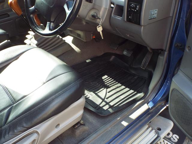 ダットサンピックアップ ダブルキャブ AXリミテッド 3200ccディーゼルエンジン 5速マニュアル車 ジャオスマッドガード(35枚目)