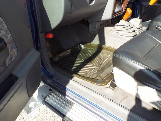 ダットサンピックアップ ダブルキャブ AXリミテッド 3200ccディーゼルエンジン 5速マニュアル車 ジャオスマッドガード(41枚目)