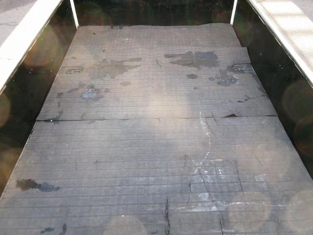 　平ボディ　３ｔ積載　３トン　排ガス浄化作業無し　３方開　床鉄板　ミッション　ＭＴ　ターボ車　内フック　１０尺ボディ　標準ボディ　全低床(8枚目)
