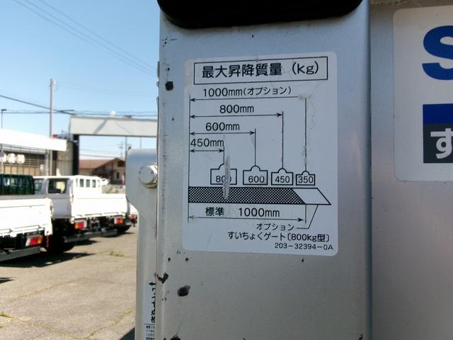 エルフトラック 　ＰＧ付きアルミブロック　３ｔ車　３ｔ　４ＪＪ１　平ボディ　床鉄板　５方開　３０年式　ミッション　ＭＴ車　垂直ゲート　パワーゲート　新明和　１０尺ボディ　ターボ車　６速　積載２９５０Ｋｇ（10枚目）