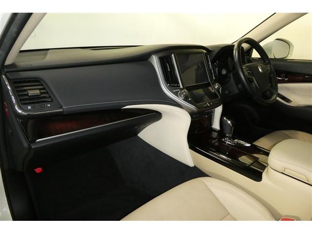 クラウンハイブリッド ロイヤルサルーン　ダブルエアコン　本革　フルセグテレビ　Ｂカメラ　ＬＥＤヘッドランプ　ＤＶＤ再生機能　盗難防止システム　スマキー　オートクルーズコントロール　ＥＳＣ　ＥＴＣ付き　アルミホイール　カーテンエアバッグ　ＰＷ（12枚目）