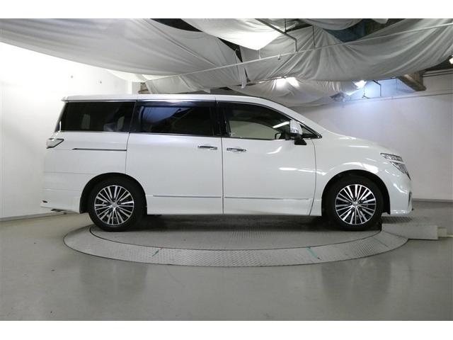 後席ガラスは色付きガラスとなっております。直射日光の緩和やエアコンの効きにも影響し、プライバシーの保護にもなっています♪