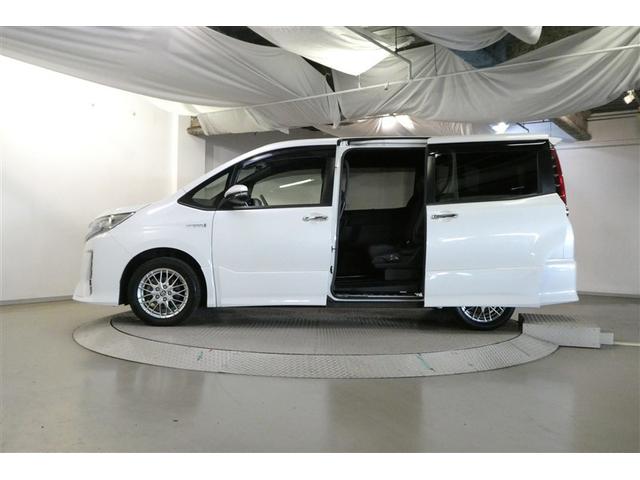 ノア ハイブリッドSi ダブルバイビーII Bカメラ 横滑り防止装置 LED エアロ 地デジ オートクルーズ DVD再生可 メモリナビ フルフラット エアバッグ ETC ナビ&TV 3列シート ABS アルミホイール スマートキ キーレス(4枚目)