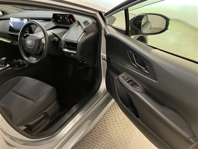 プリウス Ｘ　Ｂモニ　フルセグテレビ　メディアプレイヤー接続　ＬＥＤ　ＥＳＣ　ＡＣ１００Ｖ　ナビ＆ＴＶ　盗難防止装置　エアコン　パワーウィンドウ　ＥＴＣ　キーレス　ＡＢＳ　メモリーナビ　サイドエアバック　サポカー（32枚目）