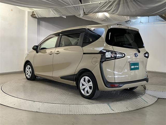 シエンタ ハイブリッド　ファンベースＧ　ブレーキサポート　横滑防止装置　助手席エアバック　ＤＶＤ再生可　キーレスエントリー　Ｂカメラ　エアバッグ　盗難防止システム　ＬＥＤライト　パワーウィンドウ　ＥＴＣ　ＡＢＳ　ウォークスルー　ナビＴＶ（7枚目）