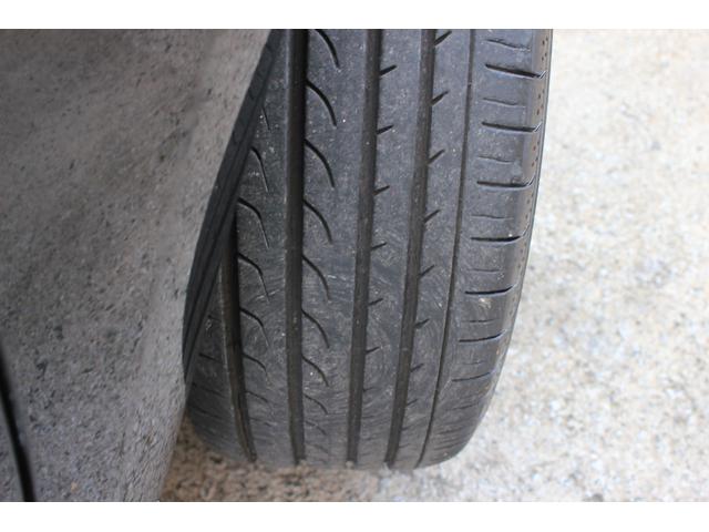 タイヤはフロント、リヤともにまだ山ございますのでそのままご使用頂けますが２０１７年製と古いので交換をオススメします